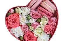 Сердцечко - цветы и макаруны фото