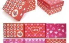 Подарочная коробка с сердечками