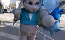 Курьер в костюме фото