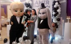 Курьер в костюме фото