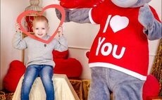 Курьер в костюме фото