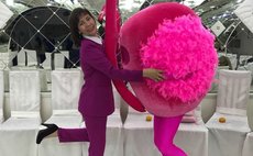 Курьер в костюме фото