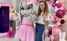 Курьер в костюме фото