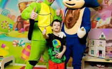 Курьер в костюме фото