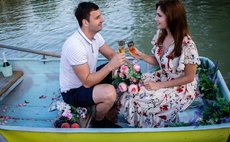 Романтическое свидание на лодке фото