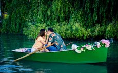 Романтическое свидание на лодке фото