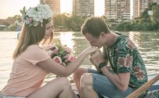 Романтическое свидание на лодке фото