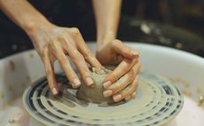 Свидание в гончарной студии фото