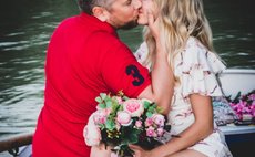 Романтическое свидание на лодке фото