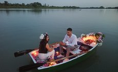 Романтическое свидание на лодке фото