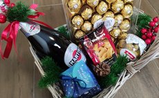 Подарочная корзина с Ferrero фото