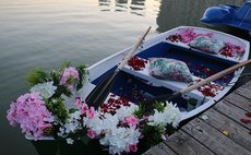 Романтическое свидание на лодке фото