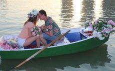 Романтическое свидание на лодке фото