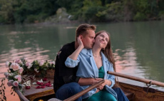 Романтическое свидание на лодке фото