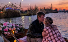 Романтическое свидание на лодке фото